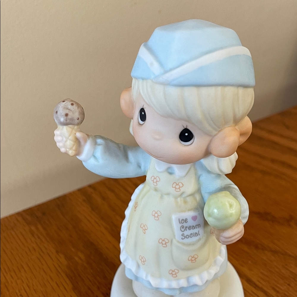 Precious Moments Figurine “Scoop’in Up
Some Love” - Picture 2 of 6